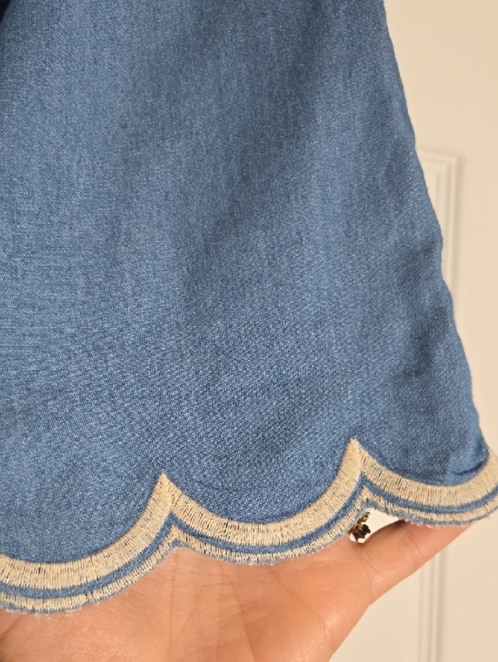 Umgee Blue Scallop Hem Denim-Look Chambray Shorts Size Small - Picture 3 of 7